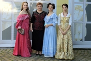 Дамы в костюмах эпохи Пушкина