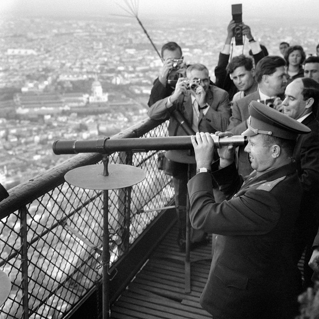 Гагарин на Эйфелевой башне, 1963 г.jpg